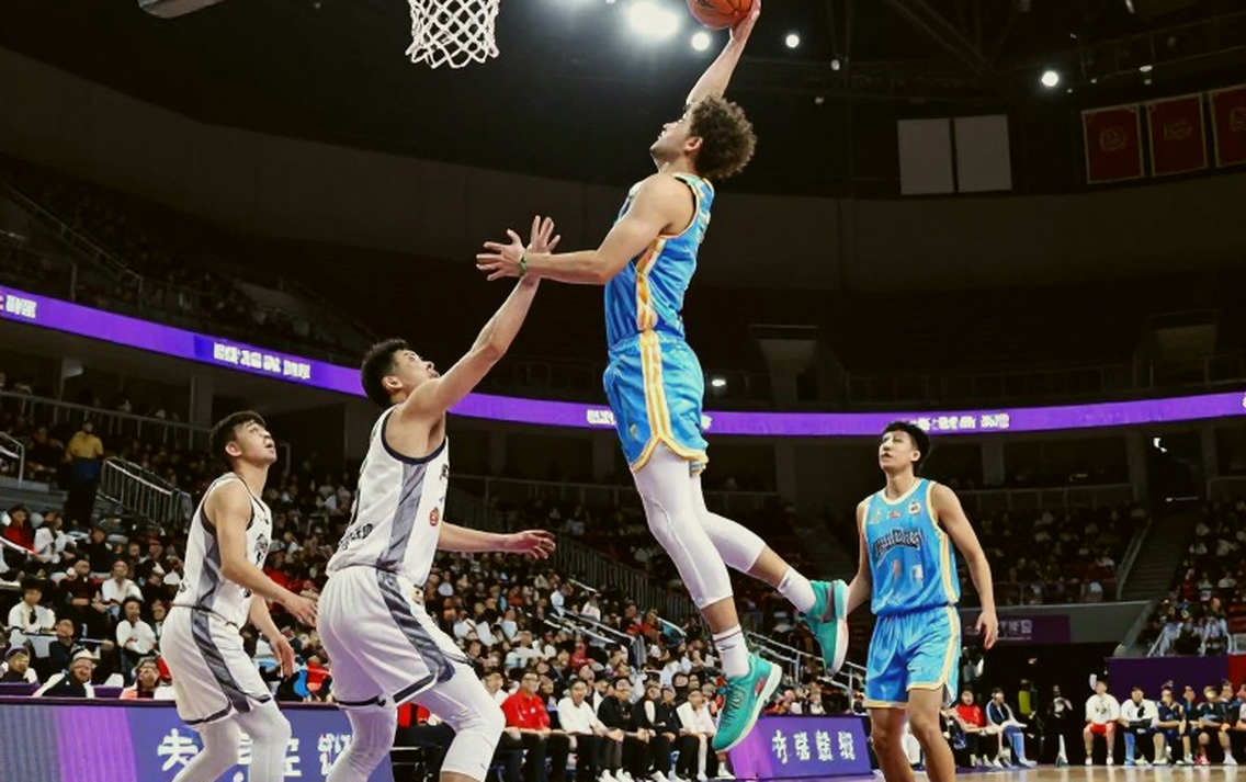 Mike James Scores 14 Points in Anadolu Efes Debut: A Good Start, But It's Only Preseason