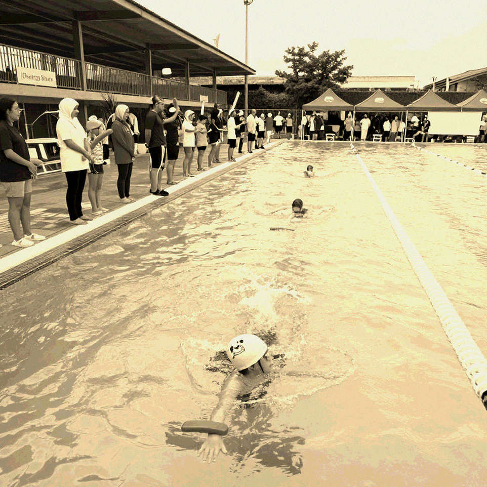 Karly Whitehead cam kết với SMU: 55.01 giây ở 100m ngửa và 2,40 giây còn cách chuẩn ACC