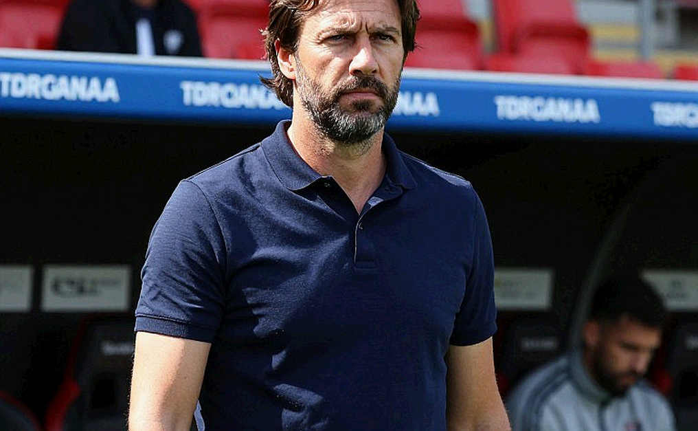 Đôi giày Okuno bỏ lại bên đường biên và cú volley phút 83 ở Yanmar Nagai