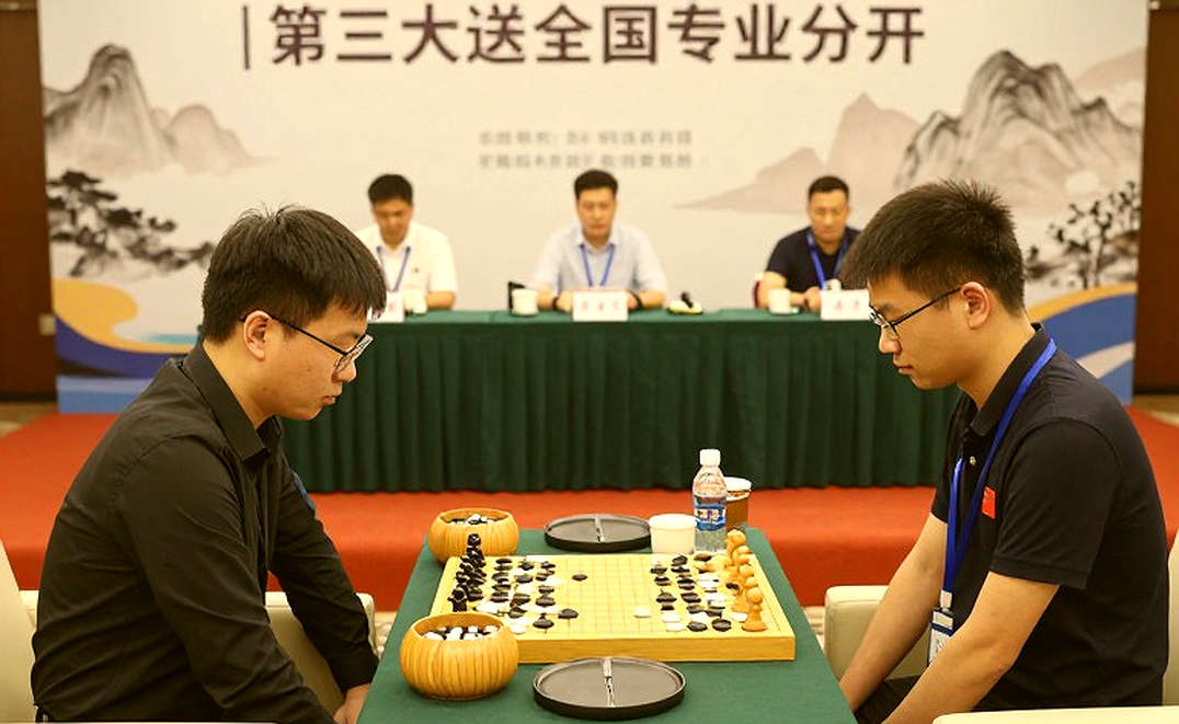 Madring: 22 khúc cua, 19 lá cờ đỏ và khoảng lặng trước tiếng bình chữa cháy